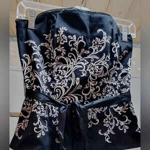 Beautiful embroidered WHBM Strapless Bustier top size 2. Comes with belt.